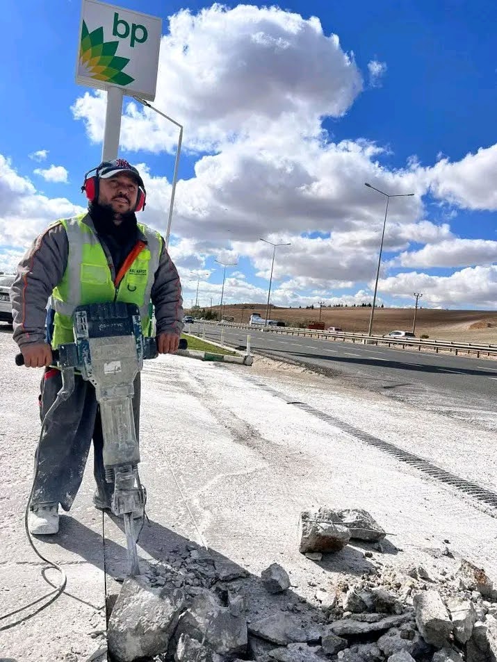 Asaf Karot yeleğiyle çalışan ustamız, beton zemini kırıcıyla açarken