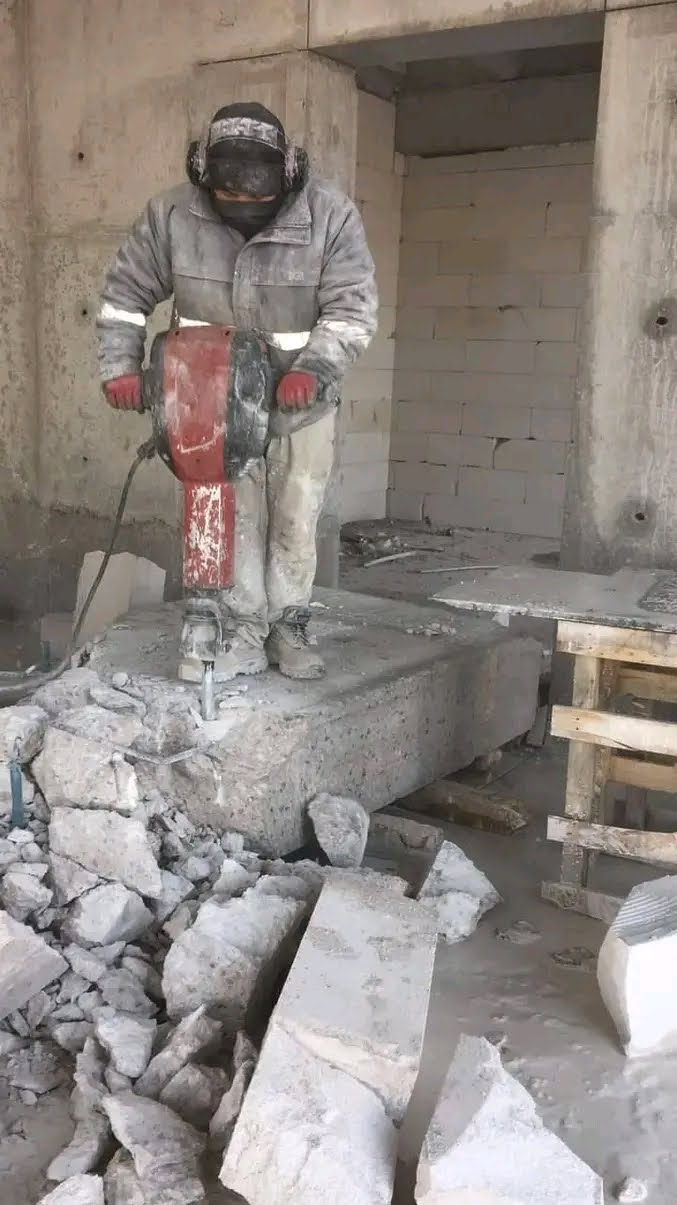 Bina içinde kırıcı ile kontrollü beton kırma çalışması