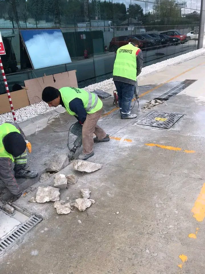 Saha betonunda tesisat kanalı açan Asaf Karot ekibi
